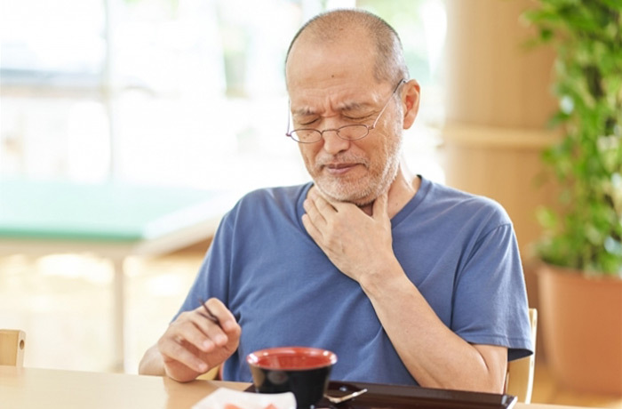 食事中にむせてしまい苦しそうな70代男性