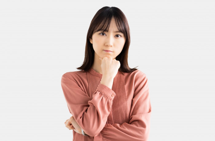 歯みがきをしても虫歯になることに不満そうな顔をしている女性