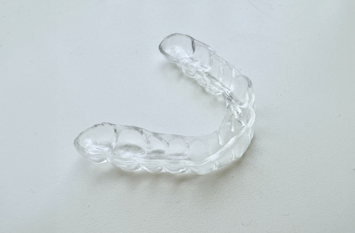 歯の摩耗や欠けを軽減するため睡眠中に装着するマウスピース型のナイトガード