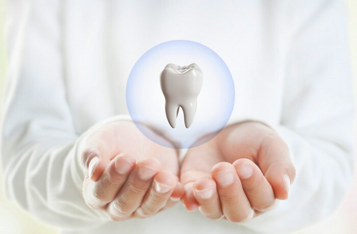 手のひらの上に浮かぶ歯のアイコンと歯の健康を守るイメージ