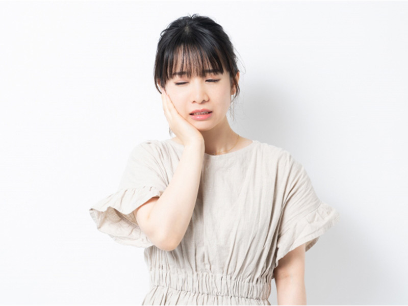 顎が外れた痛みで表情を歪める女性