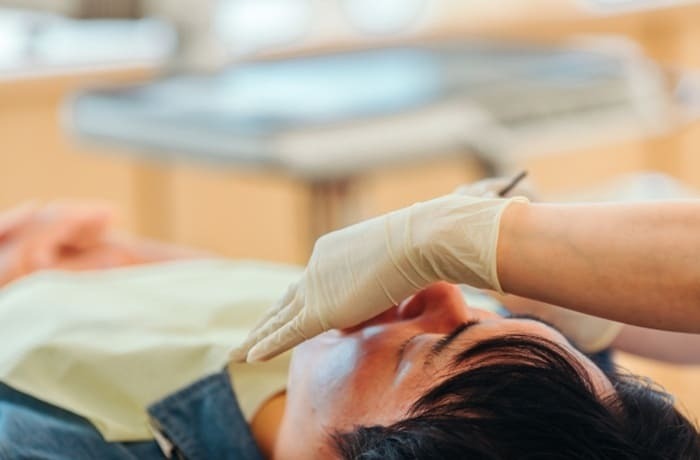 歯科医院で行うフッ素塗布の施術風景