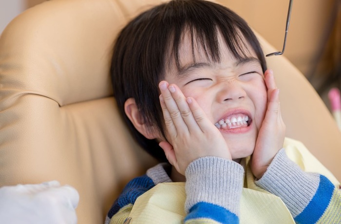 歯科治療への不安や恐怖を感じる子どもの様子