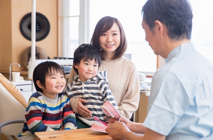 子どもの歯科恐怖症を和らげるため歯磨き指導や説明を受ける親子