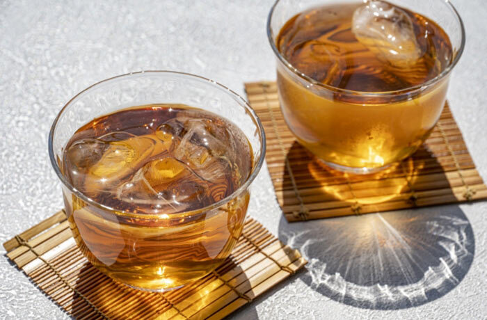 透明のグラスに入れられた美味しそうな麦茶の画像